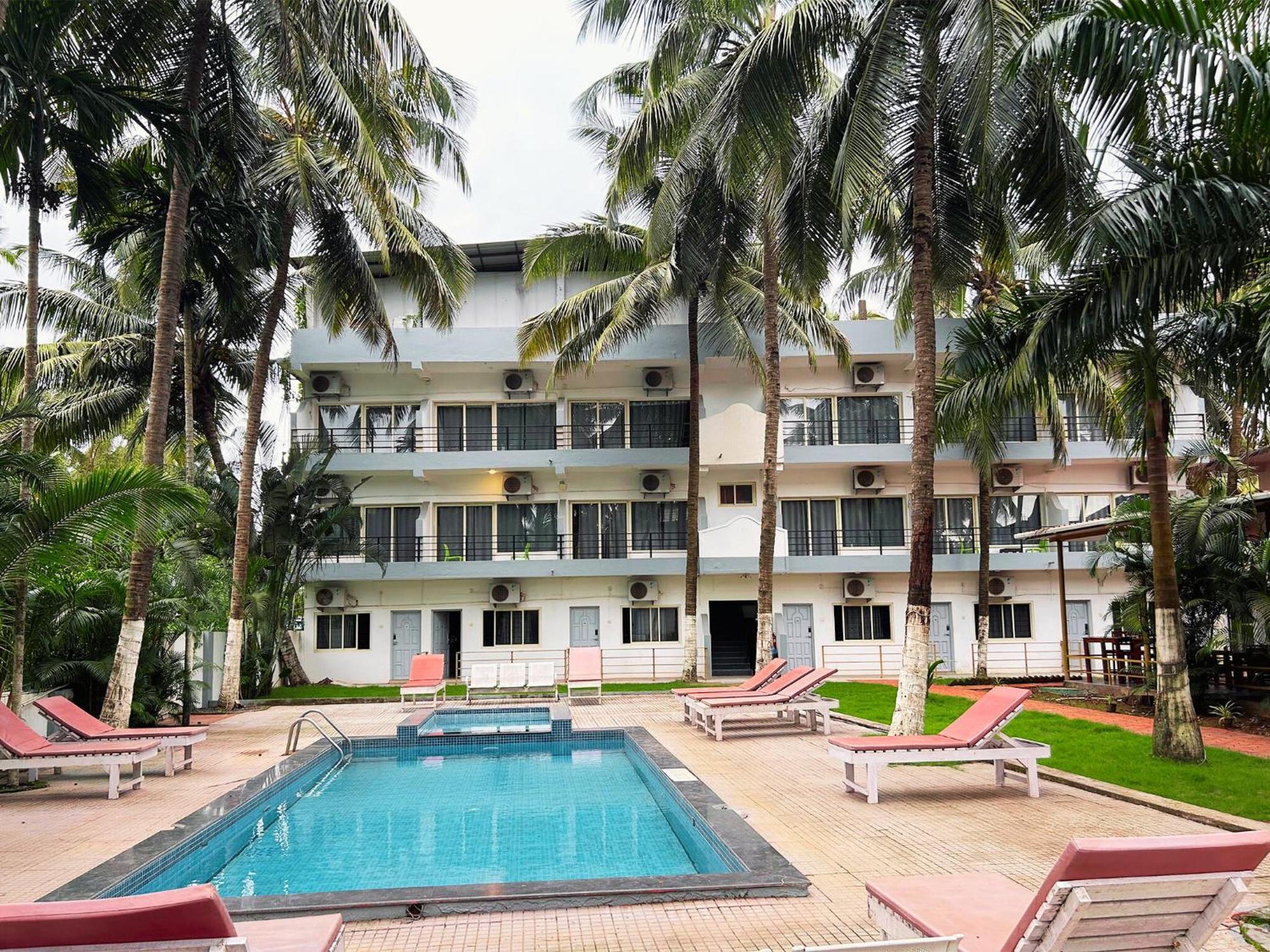 Bay Breeze Resorts & Hotels Morjim Exterior photo