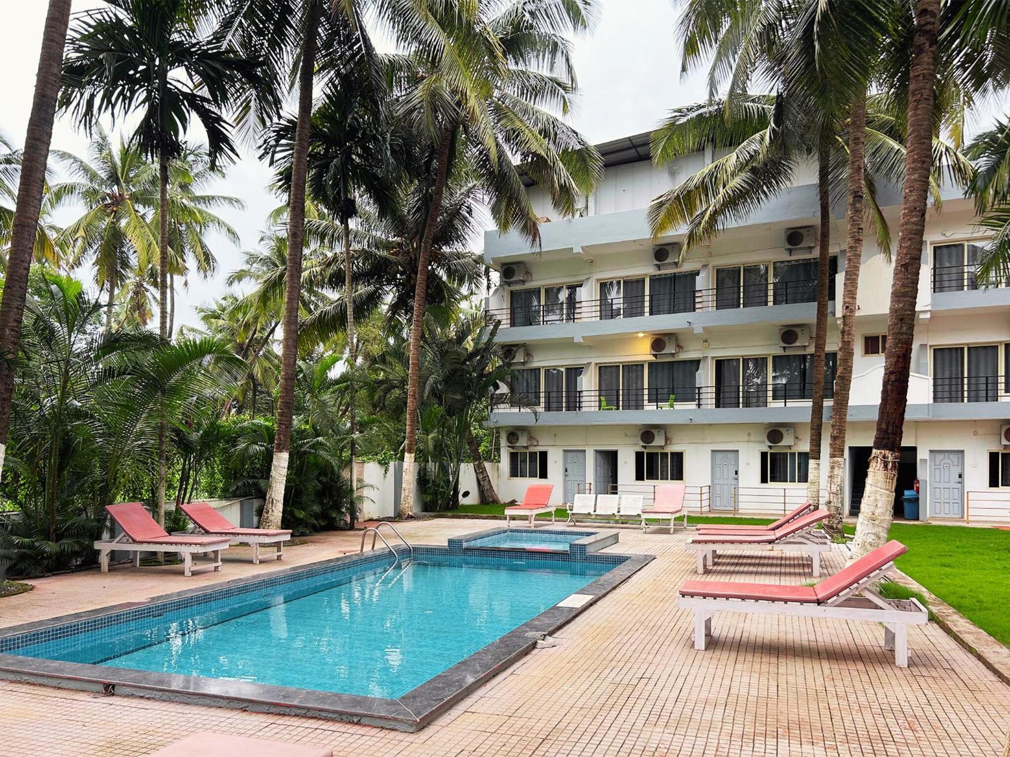 Bay Breeze Resorts & Hotels Morjim Exterior photo