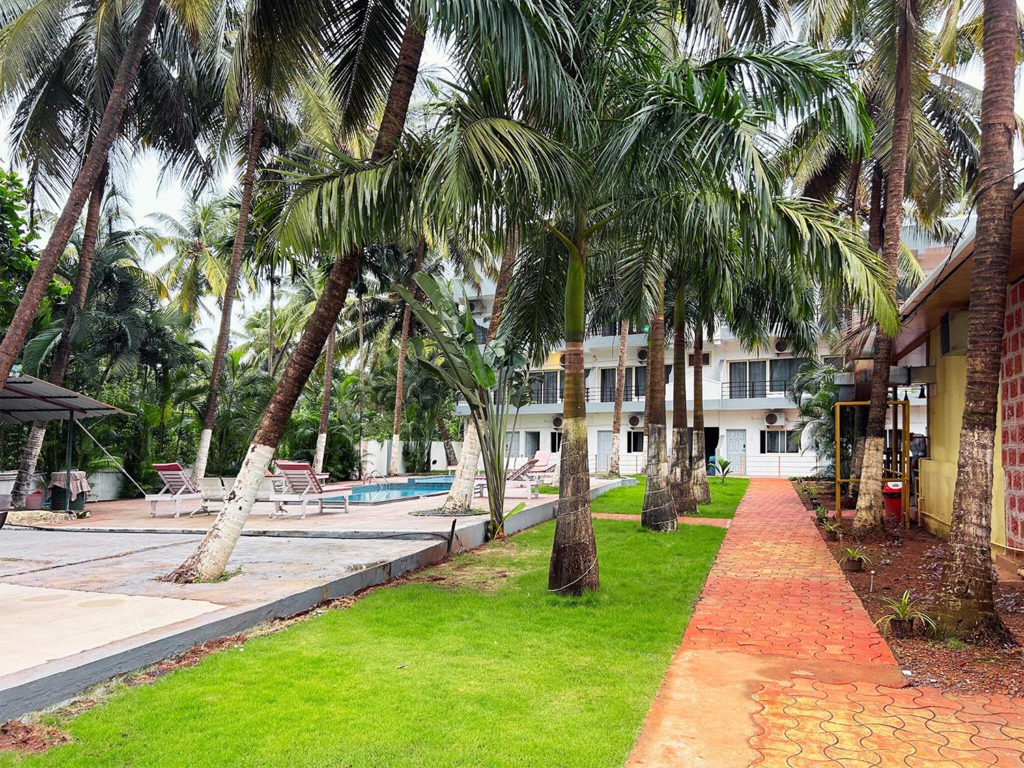 Bay Breeze Resorts & Hotels Morjim Exterior photo