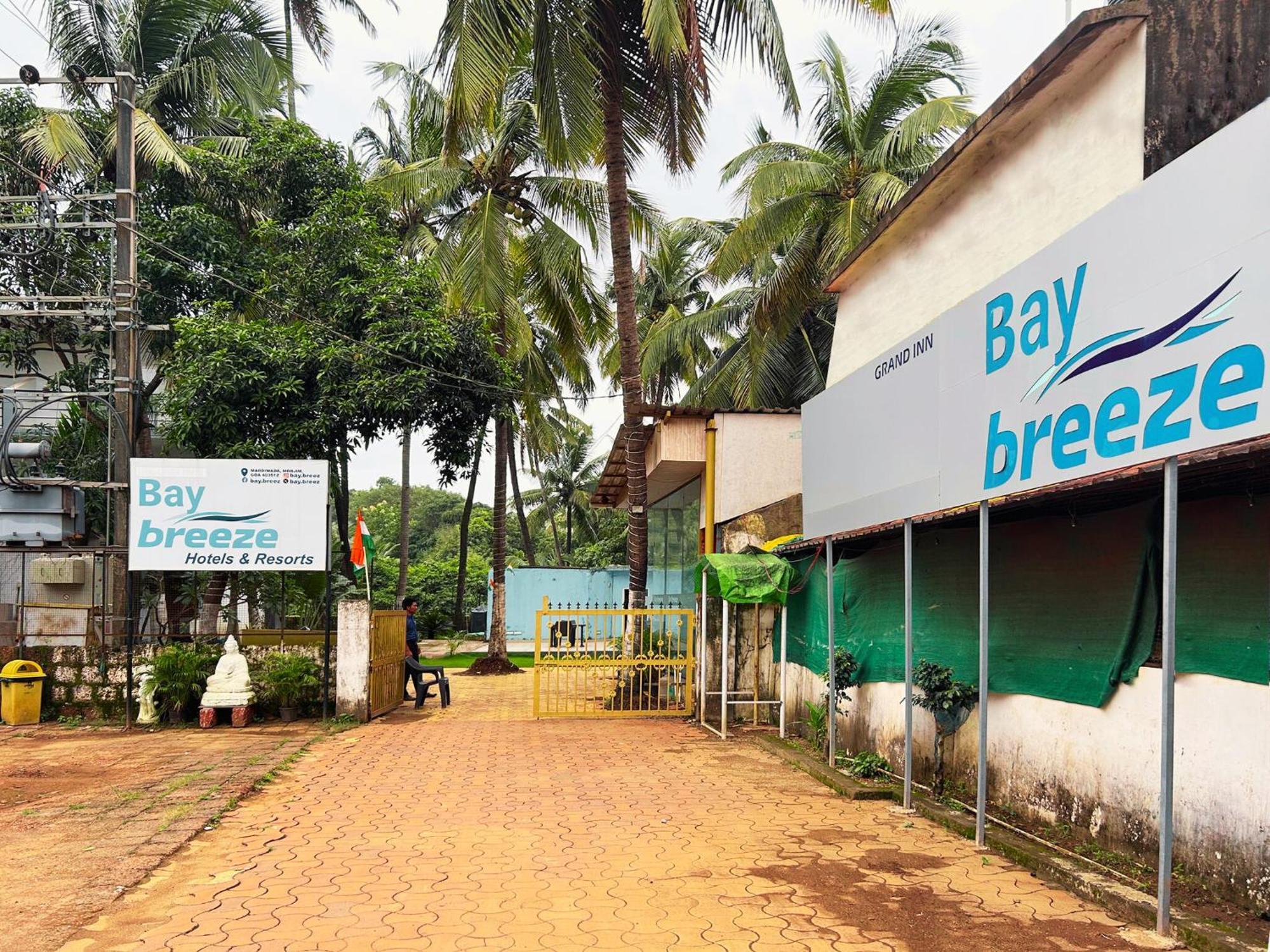 Bay Breeze Resorts & Hotels Morjim Exterior photo