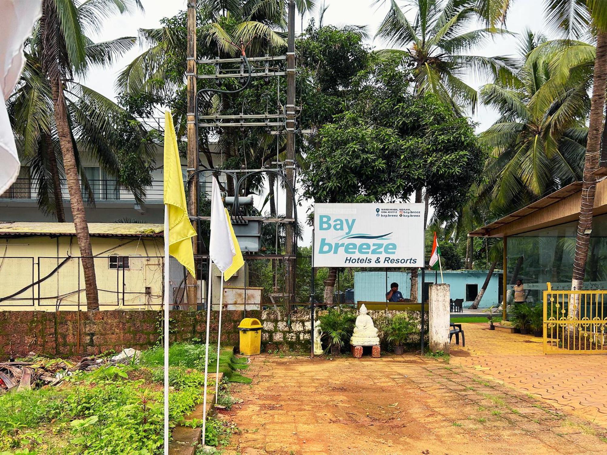 Bay Breeze Resorts & Hotels Morjim Exterior photo